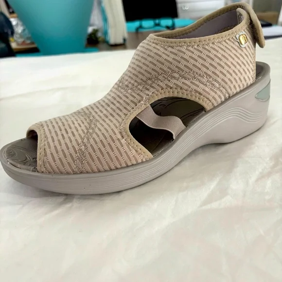 BZees Dream Sandal Beige 9.5 Synthetic Sole Hook and Loop Closure Machine Wash - Picture 13 of 14
